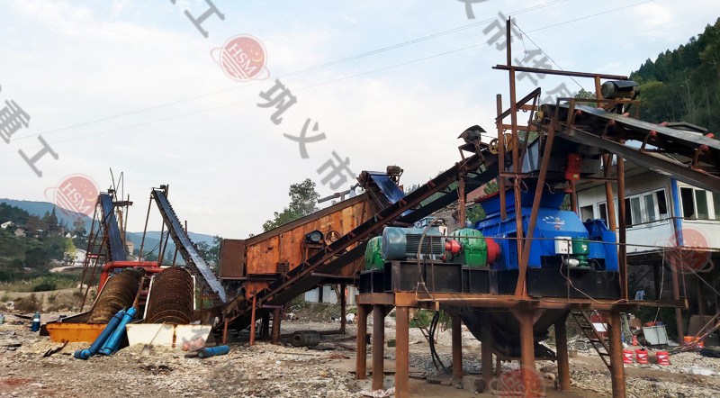 大型液壓對(duì)輥制砂機(jī)安裝現(xiàn)場